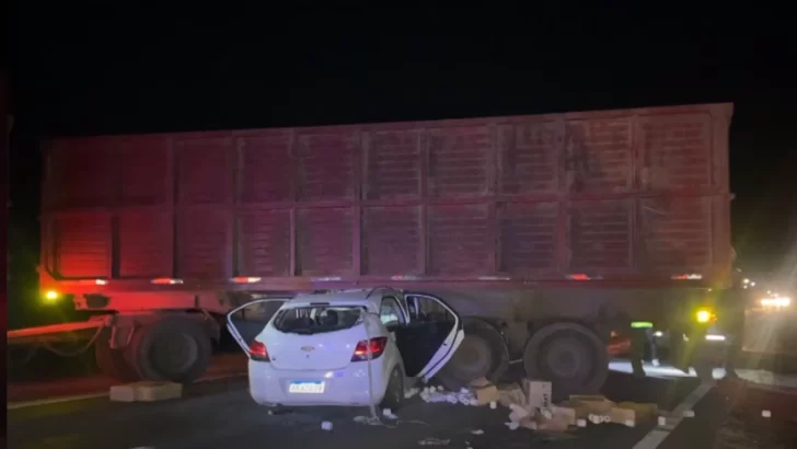 Un sujeto se encuentra grave luego de que su vehículo impactara contra una rastra cañera