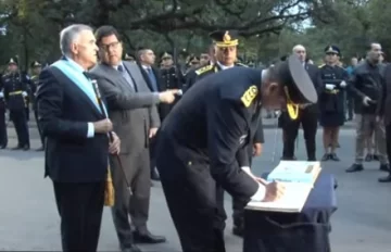 Osvaldo Jaldo estuvo presente en el acto y desfile de la escuela de policía