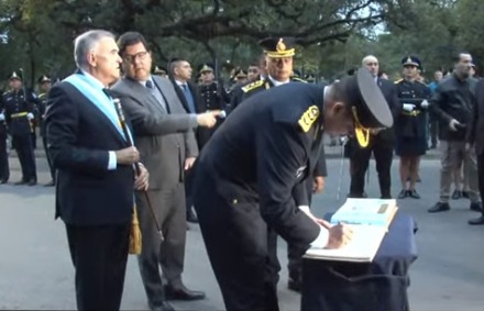 Osvaldo Jaldo estuvo presente en el acto y desfile de la escuela de policía