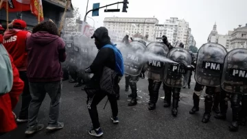 Graves incidentes entre manifestantes y la Policía afuera del Congreso, mientras se debate la ley Bases Graves incidentes entre manifestantes y la Policía afuera del Congreso, mientras se debate la ley Bases