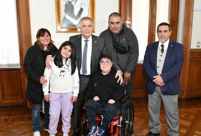El Gobernador Jaldo entregó una silla de ruedas postural a un joven de 17 años El Gobernador Jaldo entregó una silla de ruedas postural a un joven de 17 años