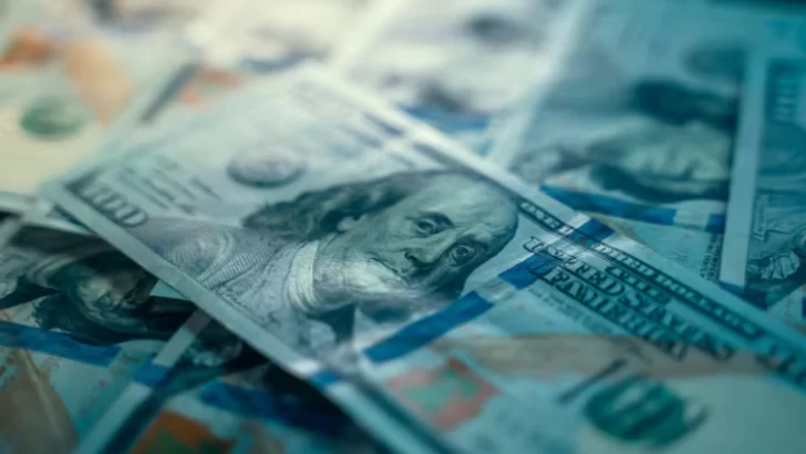 Fuerte baja del Dólar blue y los financieros, pero subió el riesgo país