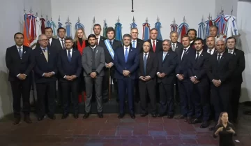 El presidente Milei firmó el pacto de Mayo con Jaldo y 17 gobernadores El presidente Milei firmó el pacto de Mayo con Jaldo y 17 gobernadores