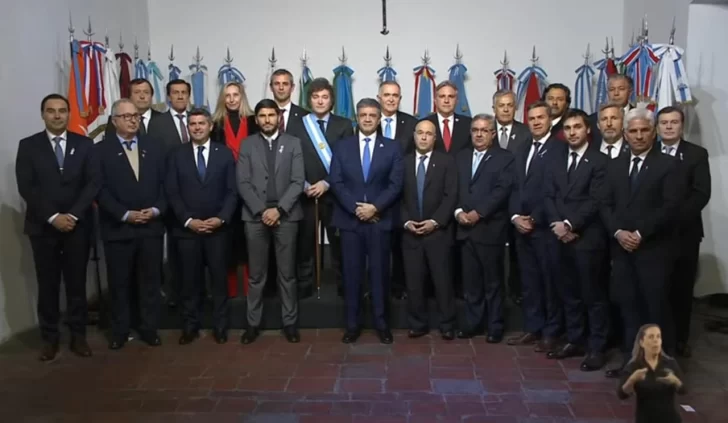 El presidente Milei firmó el pacto de Mayo con Jaldo y 17 gobernadores El presidente Milei firmó el pacto de Mayo con Jaldo y 17 gobernadores