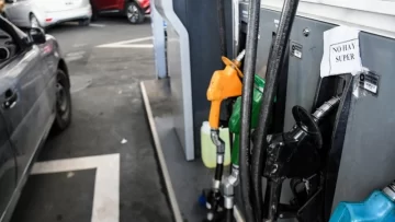 La venta de combustibles cayó en todo el país, pero más en ciudades fronterizas La venta de combustibles cayó en todo el país, pero más en ciudades fronterizas