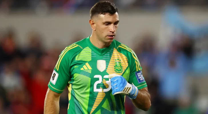 La FIFA sancionó al Dibu Martínez por pegarle a una cámara en la derrota de la Selección argentina La FIFA sancionó al Dibu Martínez por pegarle a una cámara en la derrota de la Selección argentina