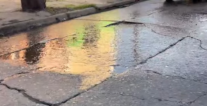 Vecinos de la calle 12 de Octubre reclaman a la SAT por una pérdida de agua que causó un socavón Vecinos de la calle 12 de Octubre reclaman a la SAT por una pérdida de agua que causó un socavón