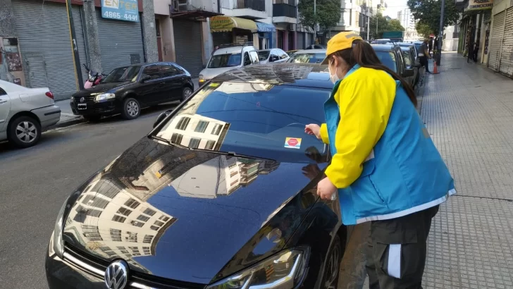 El estacionamiento en zonas prohibidas lidera con el 62,2 % de las infracciones de tránsito en la Capital