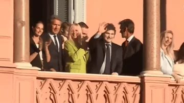 Milei salió a saludar al balcón de la Casa Rosada con sus ministros Milei salió a saludar al balcón de la Casa Rosada con sus ministros