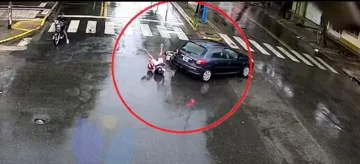 Video: Choque de un auto y una moto en Capital Tucumana