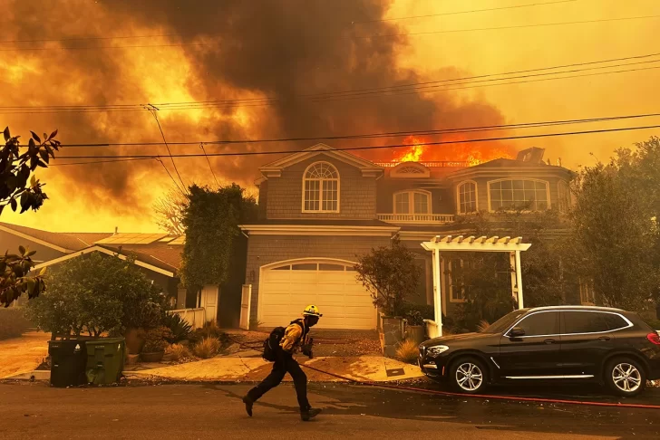 Voraz incendio en California: más de 30 mil evacuados Voraz incendio en California: más de 30 mil evacuados