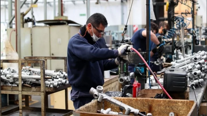 La industria pyme creció 7,3% interanual en diciembre y acumuló una caída del 9,8% en 2024