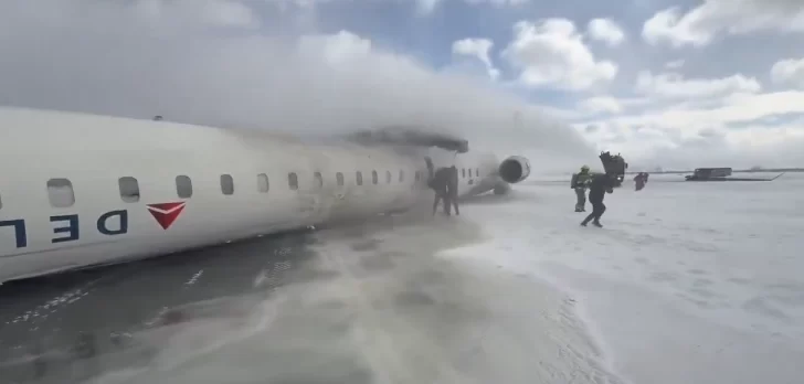 Avión de Delta sufre accidente en Toronto: dos heridos graves