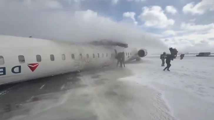 Avión de Delta sufre accidente en Toronto: dos heridos graves