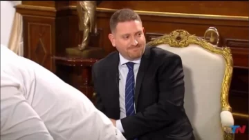 Entrevista a Milei: se filtraron imágenes sin editar y Adorni cuestionó a Santiago Caputo por una interrupción polémica Entrevista a Milei: se filtraron imágenes sin editar y Adorni cuestionó a Santiago Caputo por una interrupción polémica