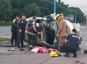Un automovilista perdió el control y chocó contra una estructura de cemento en la Ruta 301