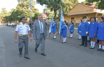 El gobernador presenció la formación de alumnos del Liceo Militar El gobernador presenció la formación de alumnos del Liceo Militar
