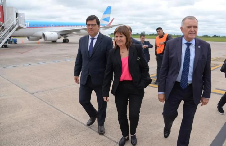 El gobernador Jaldo recibió a la ministra de Seguridad de la Nación Patricia Bullrich El gobernador Jaldo recibió a la ministra de Seguridad de la Nación Patricia Bullrich