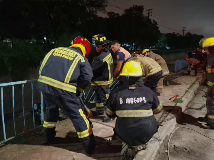 Un auto con dos ocupantes cayó al canal de Camino del Perú y San Juan