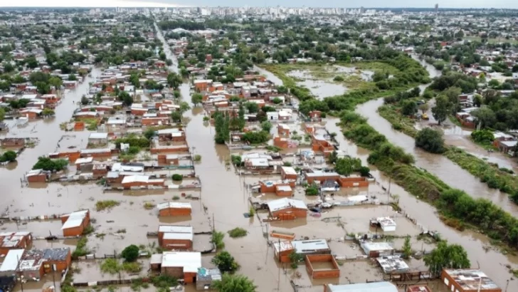 Buscan a dos niñas arrastradas por la inundación en Bahía Blanca, donde ya son 13 los muertos confirmados por el temporal