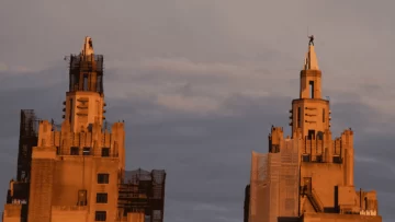 Adictos a la adrenalina se “colgaron” de un condominio de lujo en Nueva York para tomarse selfies