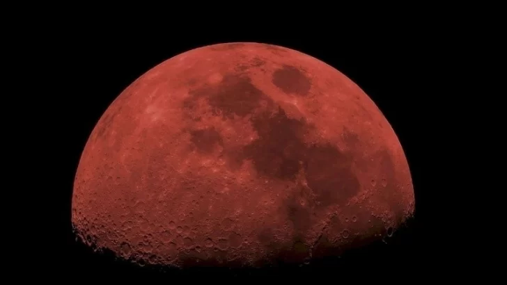 Así se vio la luna roja durante la madrugada en todo el país