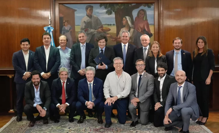 Javier Milei visitó el Ministerio de Economía, festejó y se volvió caminando a la Casa Rosada