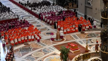 Adiós al papa Francisco: las primeras imágenes del féretro en la Basílica de San Pedro
