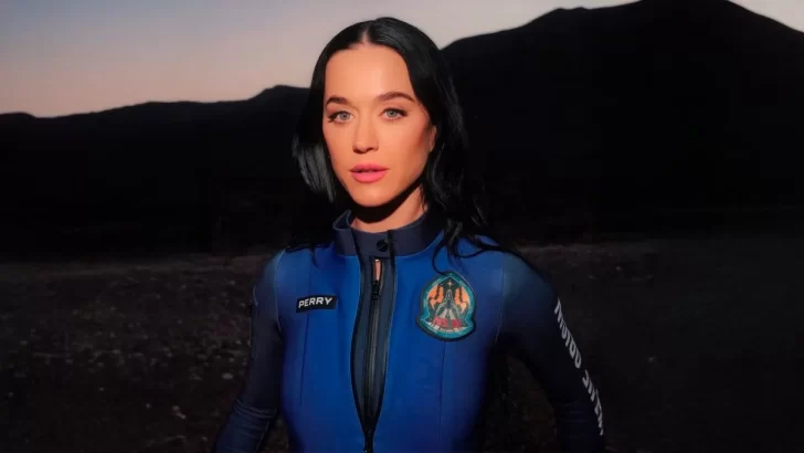 Katy Perry viajó al espacio en un vuelo de Blue Origin, volvió y besó el suelo