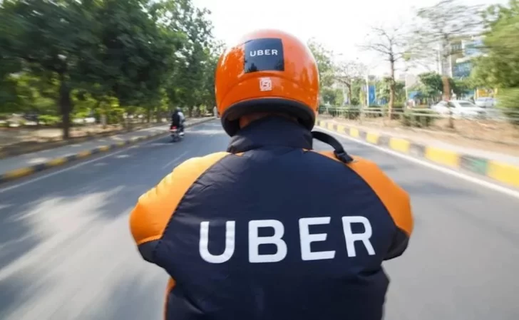 Choferes de Uber Moto se movilizaron hasta el Concejo Deliberante capitalino Choferes de Uber Moto se movilizaron hasta el Concejo Deliberante capitalino