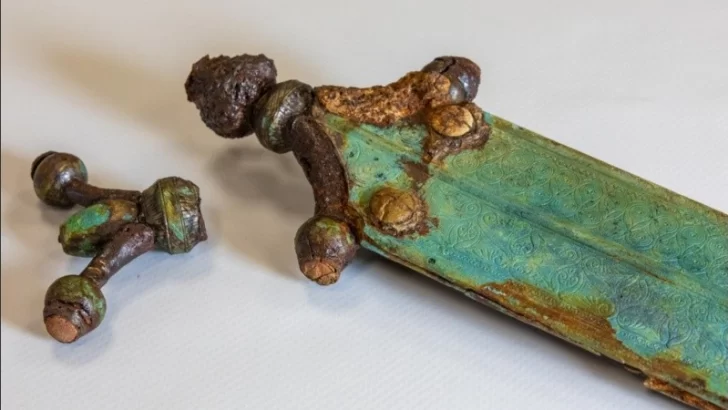 Descubren espada antigua con esvásticas de más de 2.300 años de antigüedad