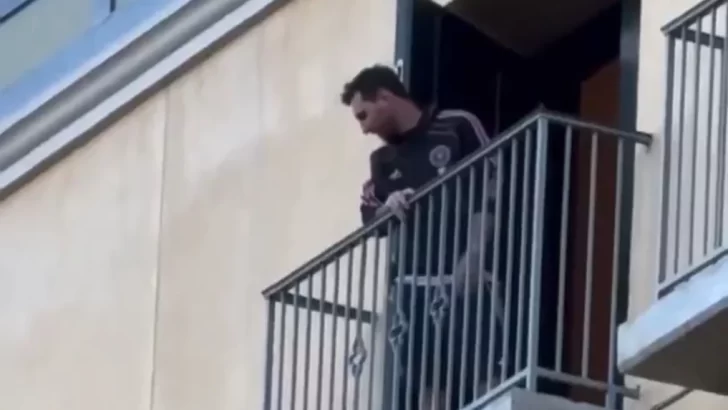Messi salió al balcón a saludar a los hinchas y desató la locura en San José