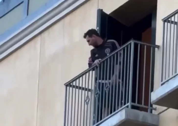 Messi salió al balcón a saludar a los hinchas y desató la locura en San José