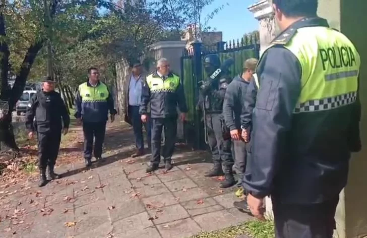 Un hombre usó a su propia hija de rehén