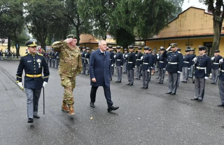El gobernador participó de la entrega de uniformes a cadetes del Liceo Militar
