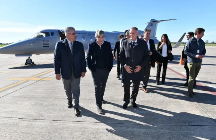 El Gobernador Jaldo recibió al ministro Caputo en el aeropuerto Benjamín Matienzo