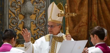 León XIV habla en inglés por primera vez y llama a los cardenales a “llevar la cruz juntos”