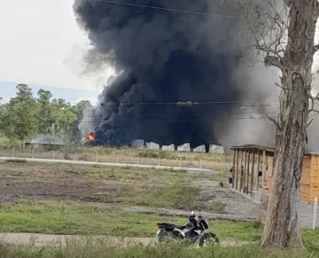 Una fábrica de pintura sufrió un importante incendio Una fábrica de pintura sufrió un importante incendio