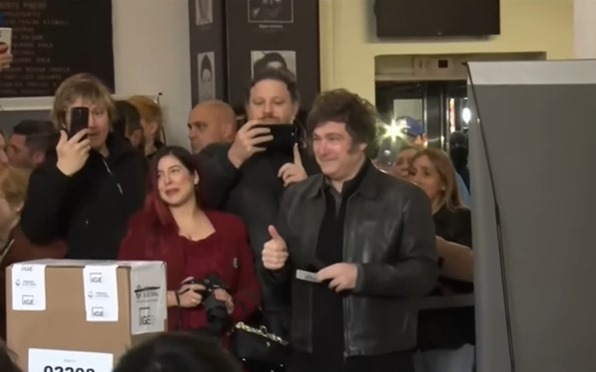 Milei votó en CABA y cruzó a Macri: “Está hecho un llorón, se lo ve muy de cristal” Milei votó en CABA y cruzó a Macri: “Está hecho un llorón, se lo ve muy de cristal”