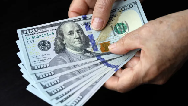 El dólar oficial anotó su primera baja semanal desde el debut del sistema de flotación entre bandas