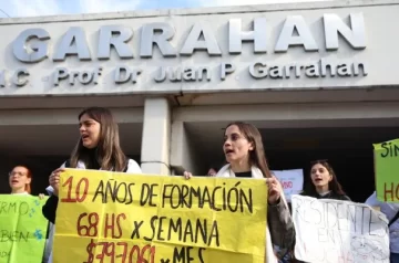 Marchan médicos y familiares de pacientes del Hospital Garrahan