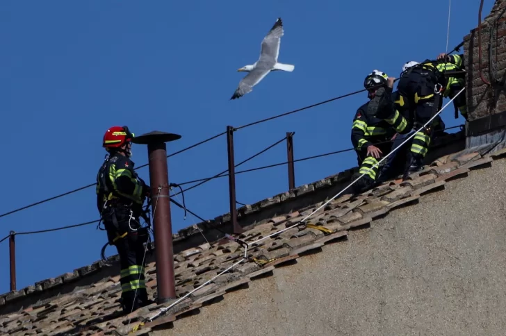 Instalaron la chimenea y la Capilla Sixtina ya está lista para el cónclave que elegirá al nuevo Papa Instalaron la chimenea y la Capilla Sixtina ya está lista para el cónclave que elegirá al nuevo Papa