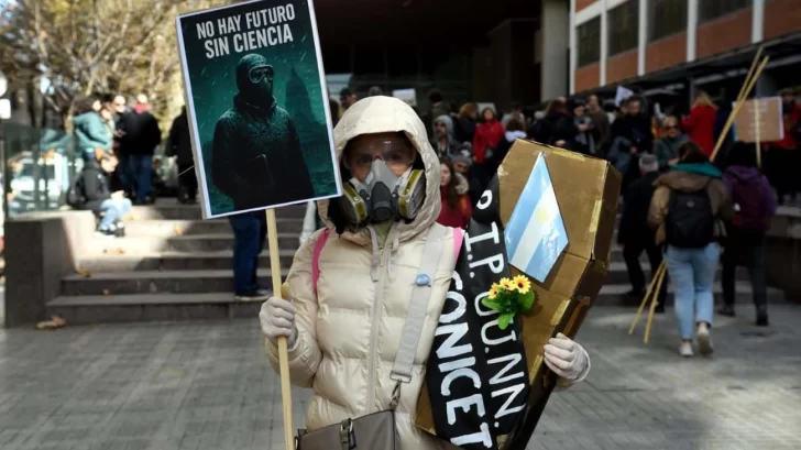 Multitudinaria marcha de “Eternautas” en defensa de la investigación y la ciencia Multitudinaria marcha de “Eternautas” en defensa de la investigación y la ciencia