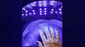 Científicas argentinas advierten sobre los riesgos de las lámparas de secado de esmalte en la piel