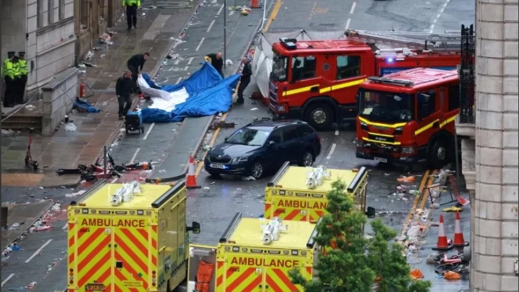 Un auto embistió a los hinchas de Liverpool que festejaban el título en la Premier League