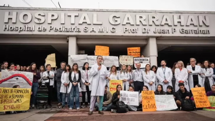 Trabajadores del Hospital Garraham convocaron a una conferencia de prensa