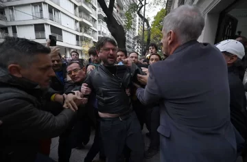 Juan Grabois fue detenido durante el desalojo del Instituto Juan Perón: “Meteme preso Milei, pero la bandera argentina no me la sacás” Juan Grabois fue detenido durante el desalojo del Instituto Juan Perón: “Meteme preso Milei, pero la bandera argentina no me la sacás”