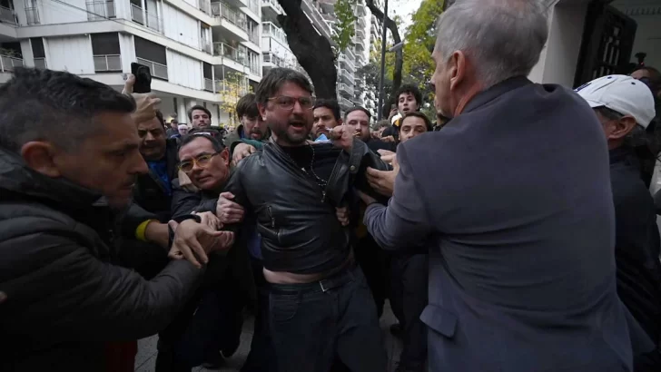 Juan Grabois fue detenido durante el desalojo del Instituto Juan Perón: “Meteme preso Milei, pero la bandera argentina no me la sacás”