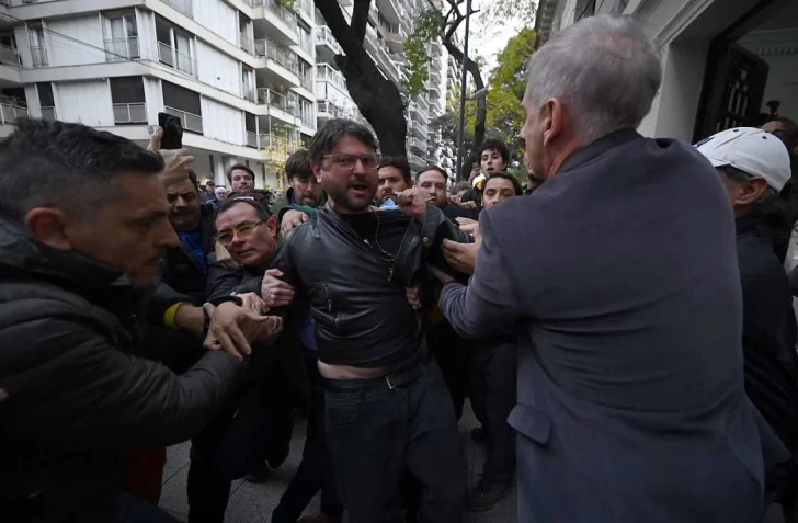 Juan Grabois fue detenido durante el desalojo del Instituto Juan Perón: “Meteme preso Milei, pero la bandera argentina no me la sacás” Juan Grabois fue detenido durante el desalojo del Instituto Juan Perón: “Meteme preso Milei, pero la bandera argentina no me la sacás”