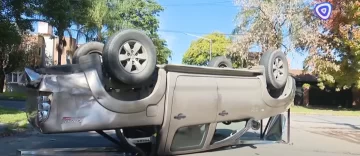Choque y vuelco en Mendoza y Martín Rodríguez: milagro en una esquina peligrosa Choque y vuelco en Mendoza y Martín Rodríguez: milagro en una esquina peligrosa